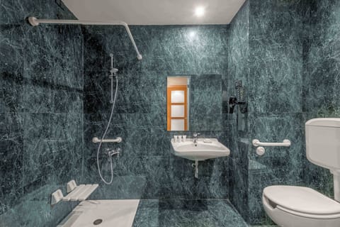 Combined shower/tub, free toiletries, hair dryer, bidet