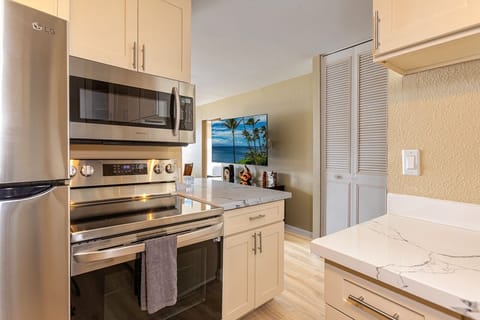 Condo, 2 Bedrooms | Private kitchen | Fridge, oven, coffee/tea maker, toaster