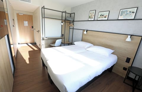 Standard Room, 2 Twin Beds | Desk, free WiFi, bed sheets