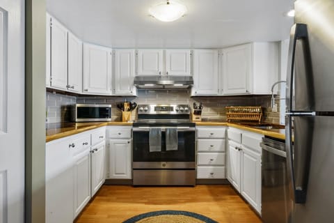 Condo, 2 Bedrooms | Private kitchen | Fridge, oven, coffee/tea maker, toaster