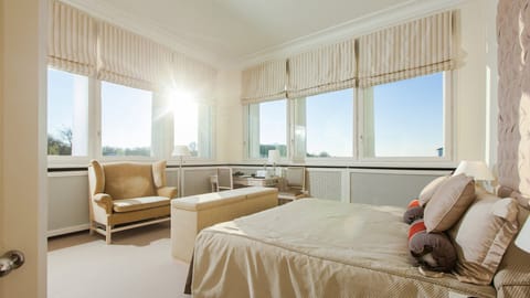 Deluxe Suite, 1 King Bed, Non Smoking, Park View | Hypo-allergenic bedding, minibar, in-room safe, desk