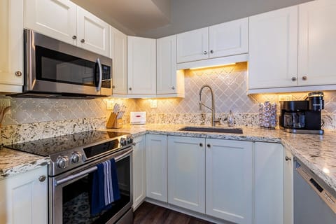 Condo, 2 Bedrooms | Private kitchen | Fridge, oven, coffee/tea maker, toaster