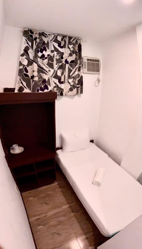 Single Room, 1 Twin Bed | Iron/ironing board, bed sheets