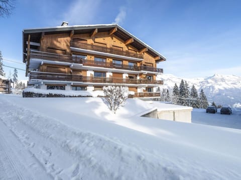 Sky, Cloud, Snow, Daytime, Building, Plant, Mountain, Tree, Slope, House