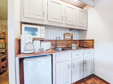 Kitchen, Major Appliance, Kitchen Appliance, Wood, Countertop, Cabinetry, Interior Design, Flooring, Furniture, Home Appliance