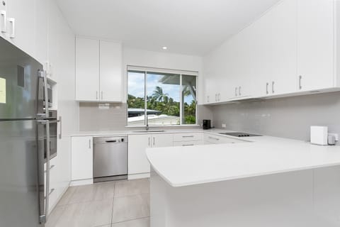 Deluxe Apartment | Private kitchen | Fridge, microwave, oven, stovetop