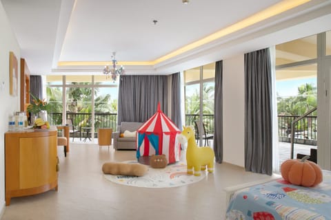 Suite, Balcony, Garden View | Premium bedding, minibar, in-room safe, desk