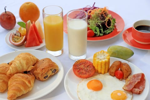 Daily full breakfast (CNY 210 per person)