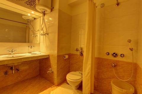 Deluxe Room | Bathroom | Shower, free toiletries, towels, soap