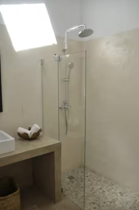 Deluxe Villa | Bathroom | Shower, rainfall showerhead, hair dryer, bathrobes