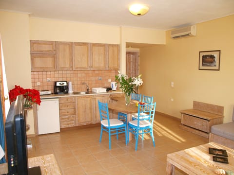 Deluxe One Bedroom Apartment | Private kitchenette | Fridge, stovetop, espresso maker, coffee/tea maker