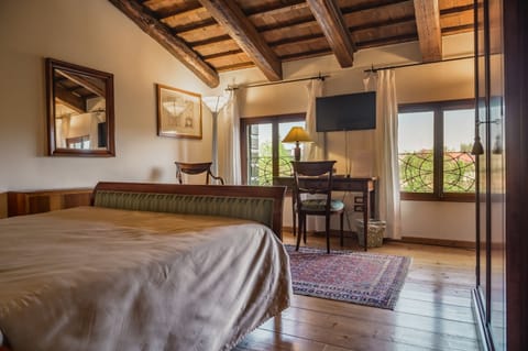 Standard Room, 1 Queen Bed | In-room safe, desk, soundproofing, free cribs/infant beds