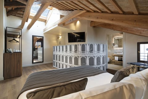 Deluxe | Down comforters, minibar, in-room safe, desk