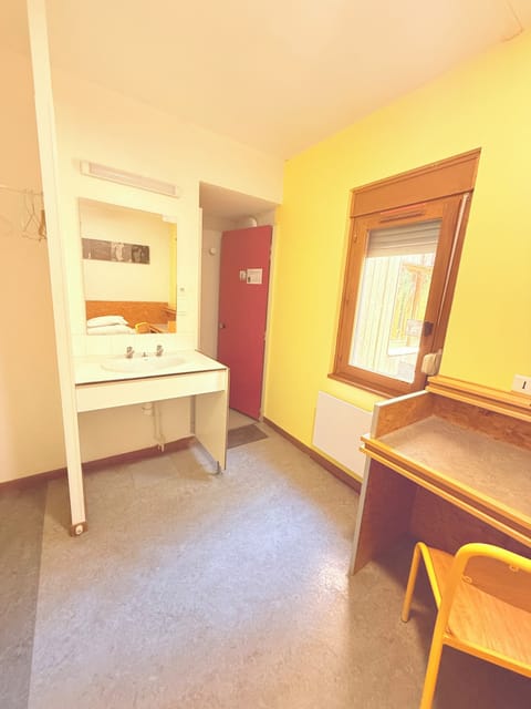 Single Room with Ensuite Shower - Shared Toilets | Bed sheets