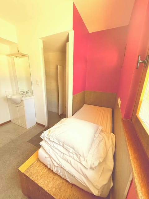 Single Room with Ensuite Shower - Shared Toilets | Bed sheets