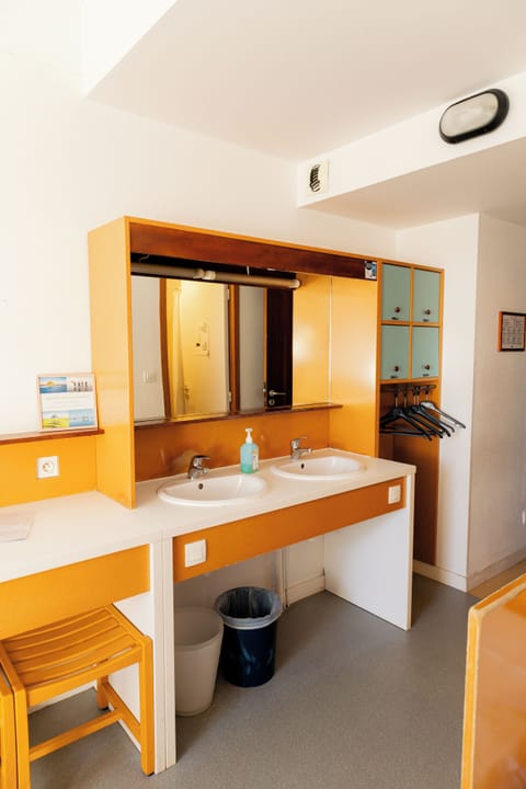 Room for 8 People with Ensuite Shower - Shared Toilets - Sea View | Bathroom | Shower