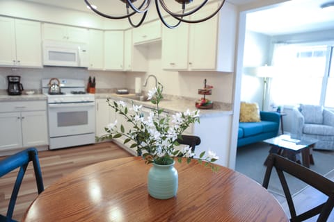 Dining area w/Lakeview