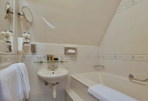 Double Room Single Use | Bathroom | Combined shower/tub, free toiletries, hair dryer, bidet