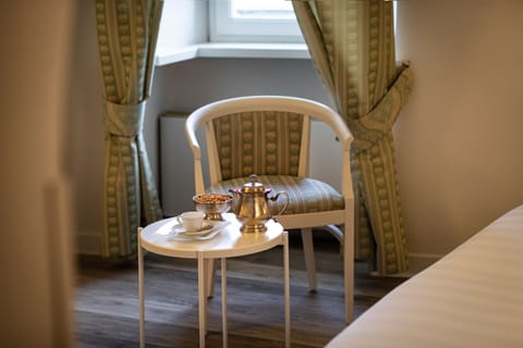 Deluxe Room (2 people) | Hypo-allergenic bedding, minibar, in-room safe, desk