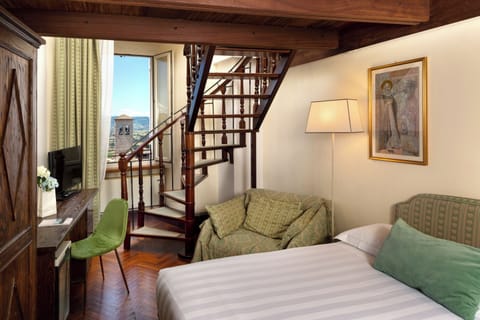 Hypo-allergenic bedding, minibar, in-room safe, desk