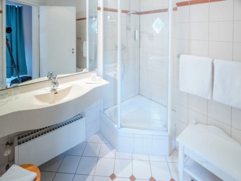 Standard Single Room | Bathroom | Shower, hair dryer, bathrobes, slippers