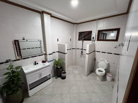 Deluxe Apartment | Bathroom | Shower, free toiletries, hair dryer, towels