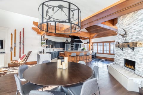 3.1-plaza-tower-mountain-village-dining-area2