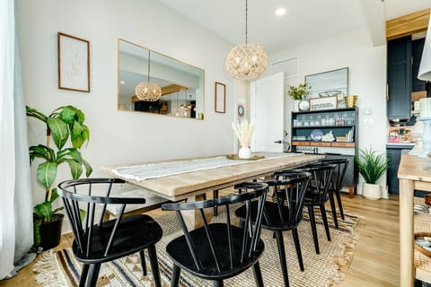 Comfortably sit up to 10 at the large dining table