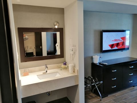 Standard Single Room (Cama Queen) | Bathroom | Shower, free toiletries, hair dryer, towels