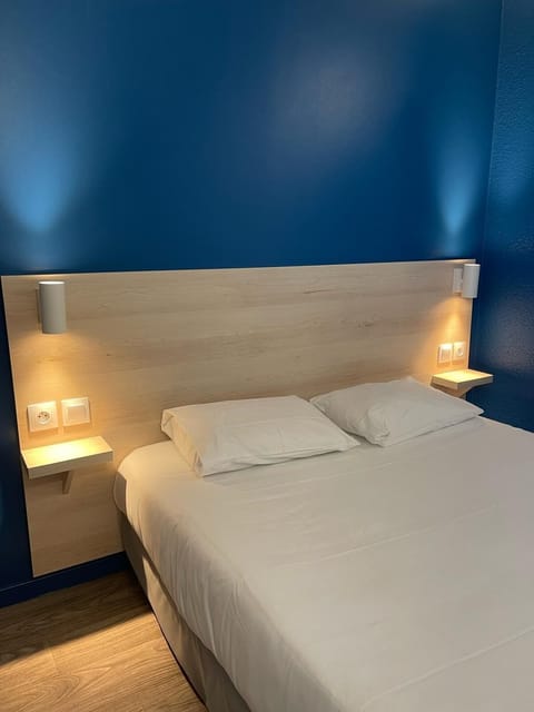 Standard Room, 1 Double Bed | Desk, blackout drapes, free WiFi, bed sheets