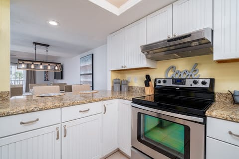 Condo, 2 Bedrooms | Private kitchen | Fridge, oven, coffee/tea maker, toaster