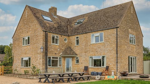 Front View, Banbury Hill Farmhouse, Bolthole Retreats