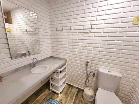 Quarto Duplo Vista Frontal - Térreo | Bathroom | Shower, rainfall showerhead, hair dryer, towels