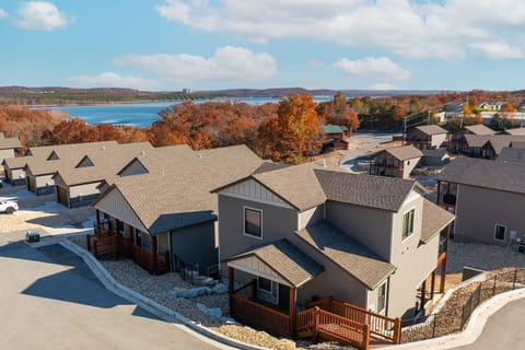 Gorgeous 7 bedroom lodge that has direct lake access!