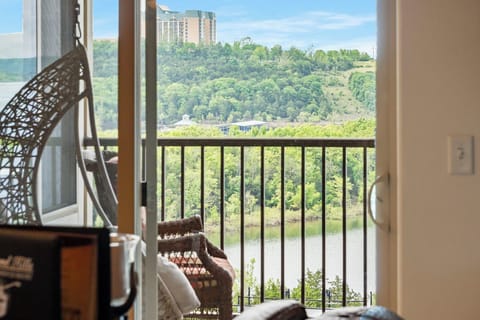 View of Table Rock Lake and Chateau Mountain