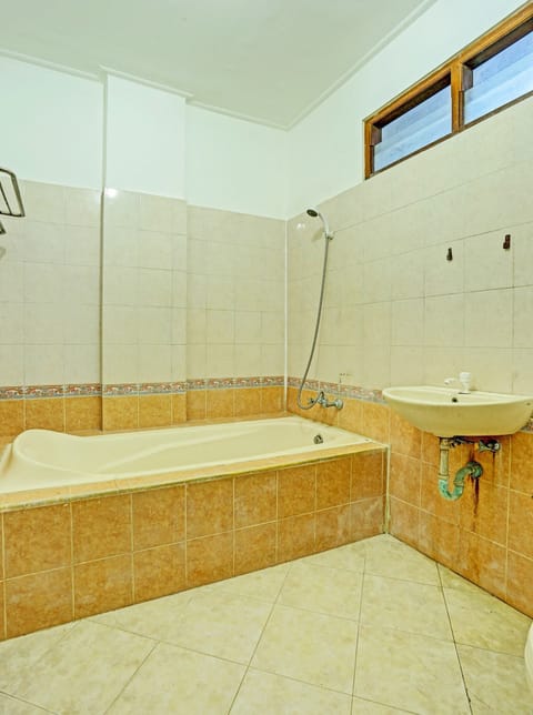 Deluxe Studio | Bathroom | Shower, towels, toilet paper