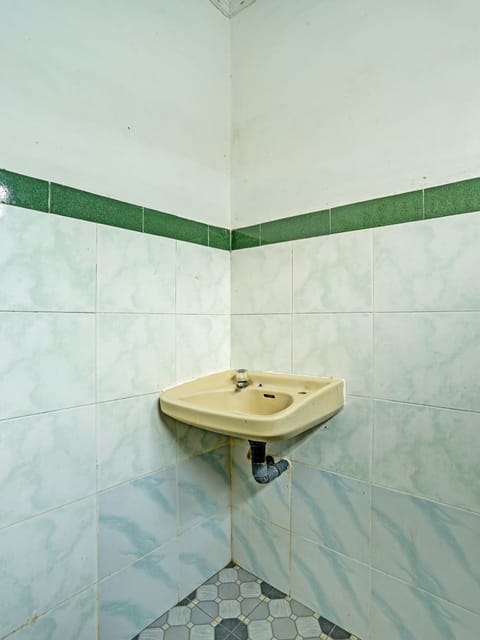 Deluxe Twin Room | Bathroom | Shower, towels, toilet paper