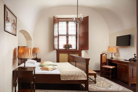 Comfort Suite, 1 Bedroom | In-room safe, desk, soundproofing, iron/ironing board