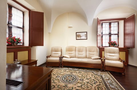 Comfort Suite, 1 Bedroom | In-room safe, desk, soundproofing, iron/ironing board