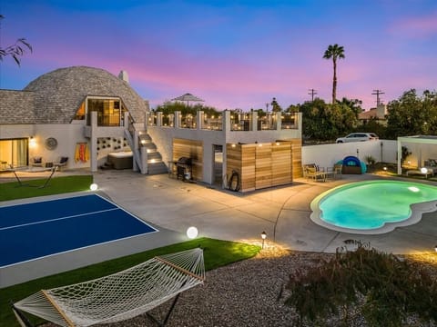 Welcome to Escap'Inn @TheDome: A Coachella Valley Dome Home. Just a short drive to the Empire Polo Club and/or bike ride to Indian Wells Tennis Center for the BNP Paribas Open. But we stock so much fun here, some folks just don't venture away!