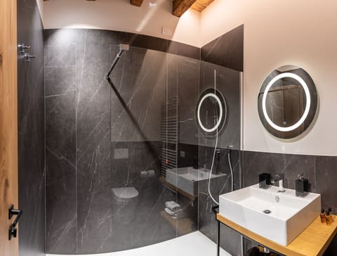 Deluxe Double or Twin Room | Bathroom | Shower, rainfall showerhead, free toiletries, hair dryer