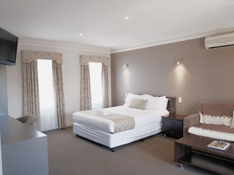 Deluxa Spa Suite | Premium bedding, minibar, blackout drapes, iron/ironing board