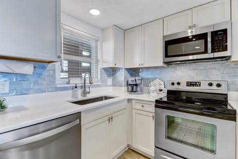 Condo, 2 Bedrooms | Private kitchen | Fridge, oven, coffee/tea maker, toaster