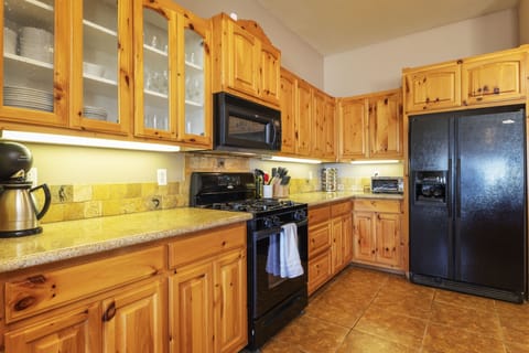 House, 4 Bedrooms | Private kitchen | Fridge, oven, coffee/tea maker, toaster