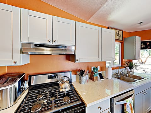 House, 3 Bedrooms | Private kitchen | Fridge, oven, coffee/tea maker