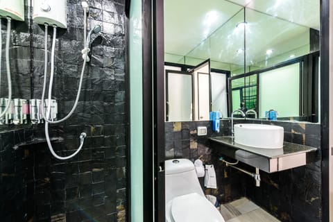 Standard Triple Room | Bathroom | Free toiletries, hair dryer, slippers, towels