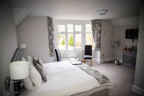 Superior SuperKing Double Room | Individually decorated, blackout drapes, iron/ironing board, free WiFi