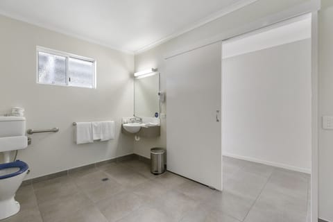 Disability Access Room | Bathroom | Shower, free toiletries, hair dryer, towels