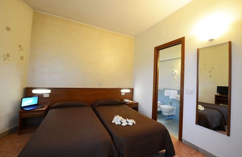 Classic Double or Twin Room | Desk, iron/ironing board, free WiFi, bed sheets