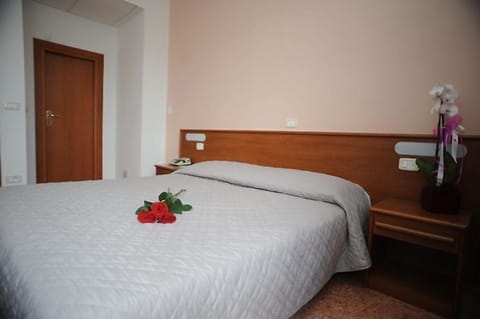 Classic Double or Twin Room | Desk, iron/ironing board, free WiFi, bed sheets